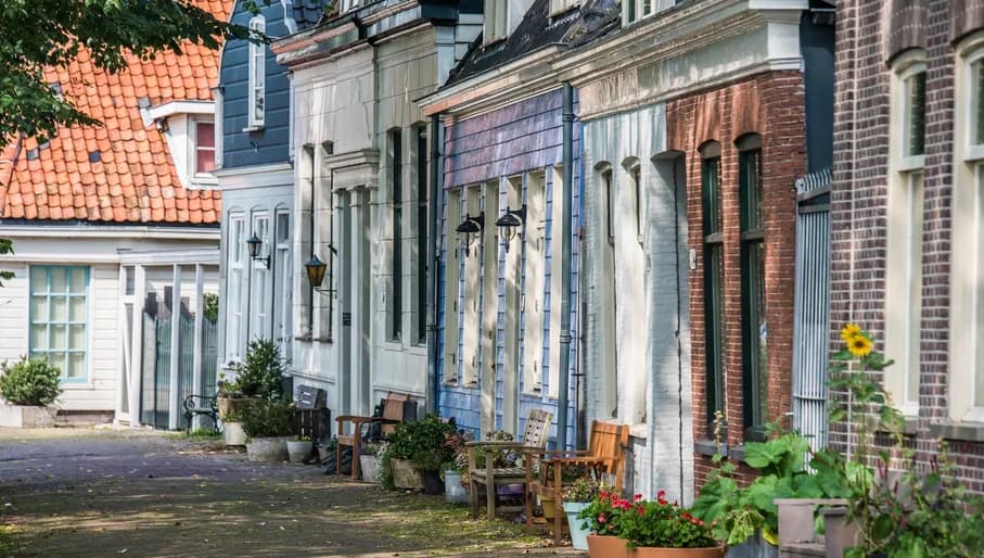 Street view of traditional houses on Buiksloterweg