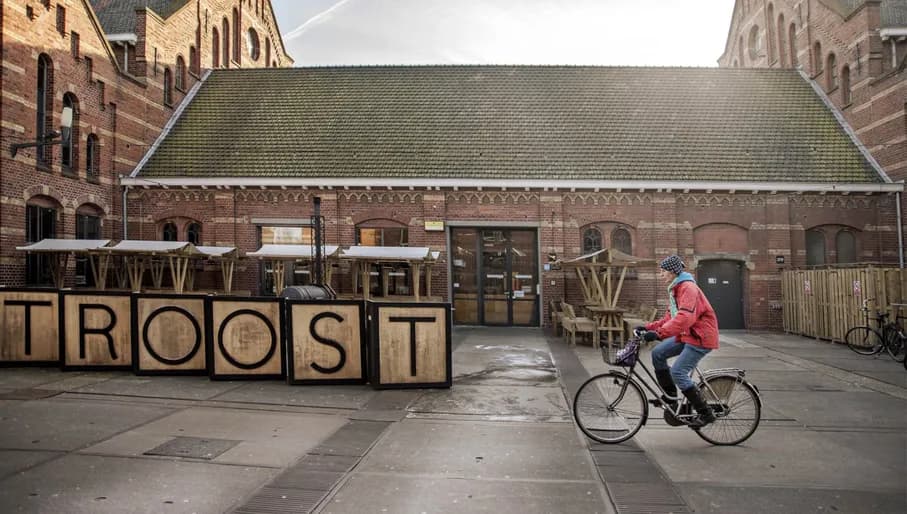 Biking in the rain next to Brouwerij Troost
